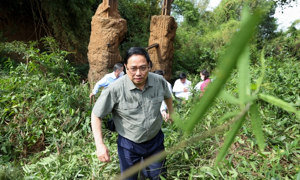 Những ngày qua, hàng trăm người dân từ nhiều nơi đang đổ về đây 'săn đất'