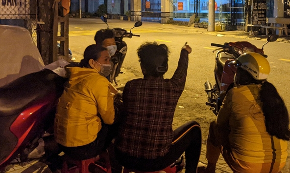 Người dân vật vạ từ 1 giờ sáng để ghi danh và phải thức trắng đêm canh tờ giấy trong đó có tên mình