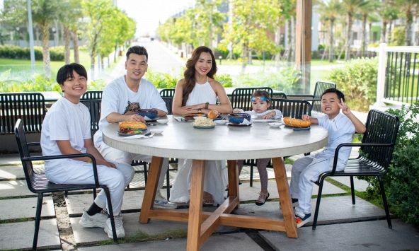 Theo chân gia đình Ưng Hoàng Phúc khám phá Hồ Tràm