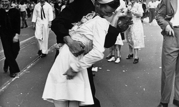 Thiên tai, chiến tranh, dịch bệnh... nhưng sau tất cả, nhân loại vẫn còn Tình Yêu!