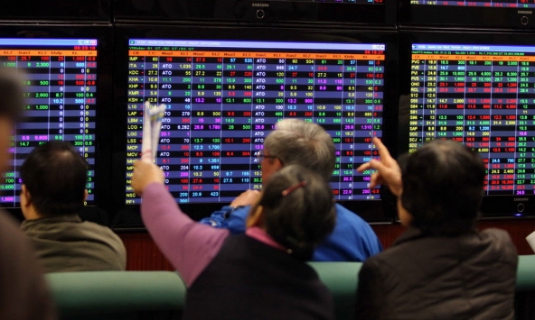 Phiên giao dịch cuối tuần, chứng khoán trong nước cũng lao đao