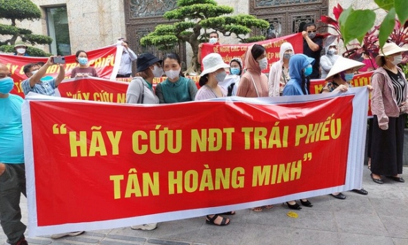 Nhiều nhà đầu tư bức xúc đã tập trung căng băng rôn ở khắp nơi như Bộ Tài chính, Ủy ban Chứng khoán nhà nước, trụ sở Tân Hoàng Minh kêu cứu, đòi tiền