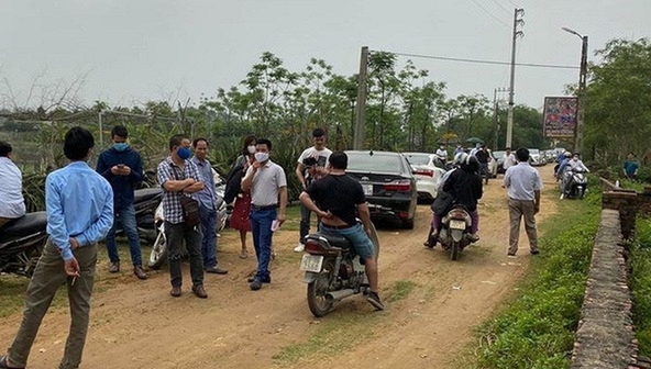 Nhà đầu tư thua lỗ do chạy theo đám đông