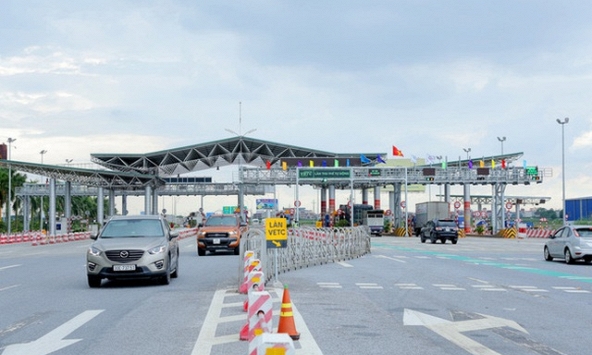Tài xế than phiền vì nạp tiền phí cao, trạm còn nhiều lỗi