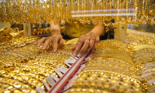 Đồng USD tăng giá, chặn đà tiến bước của vàng