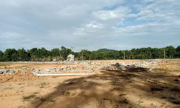 Nhiều nhà đầu tư bỏ tiền vào đất nền giá rẻ vùng ven nhưng rồi lại mắc kẹt