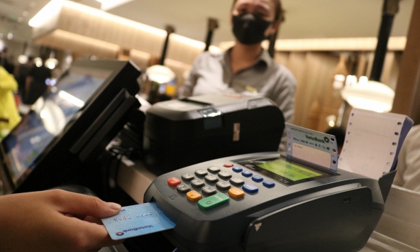 Giao dịch rút tiền mặt tại ATM trên cả nước đã giảm rất mạnh thời gian qua