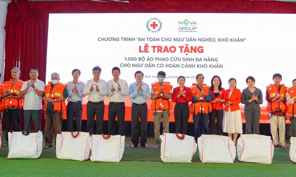 NovaGroup và Hội Chữ thập đỏ trao 1.000 bộ áo phao cứu sinh đa năng cho ngư dân nghèo