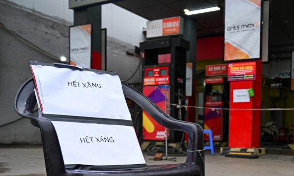 Người dân rồng rắn đổ xăng trong đêm, Bộ Kinh Tế 'đá bóng' trách nghiệm, Bộ Công Thương khẳng định 'cây xăng đóng cửa không phổ biến'