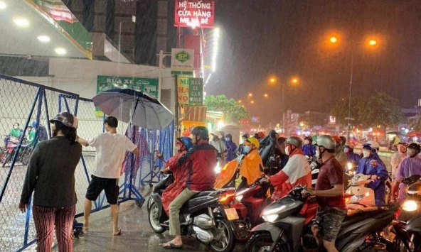 Hàng loạt cây xăng tiếp tục dán bảng thông báo “hết xăng”, “tạm dừng phục vụ”, “chờ nhập hàng”... do thiếu nguồn cung