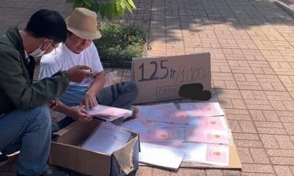 Kiểm tra việc môi giới mang sổ đỏ ra vỉa hè để bán