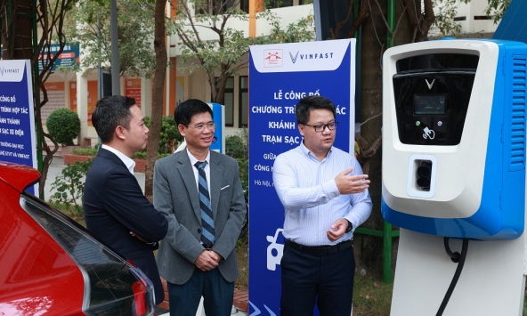 Trường Đại học công lập đầu tiên tại Hà Nội lắp đặt trạm sạc ô tô điện