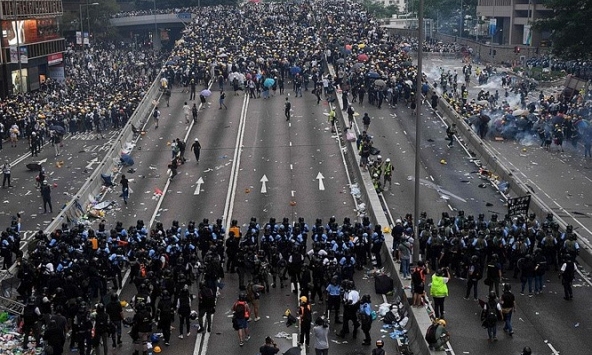 Hong Kong ngập trong khói bụi và hơi cay