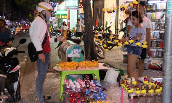 Cơn sốt Emoji 'tấn công' vỉa hè Sài Gòn