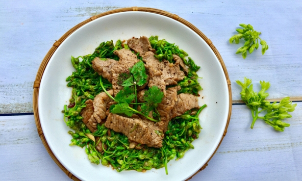 Món ngon mỗi ngày: Ngon miệng với món hoa thiên lý xào thịt bò