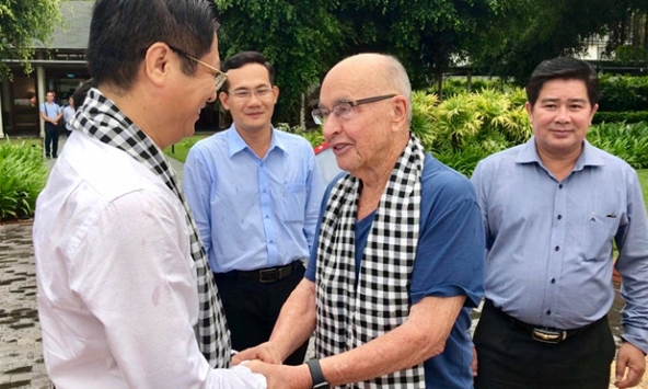 Ông chủ đội bóng Tottenham, tỷ phú Joe Lewis bất ngờ trở lại Cần Thơ