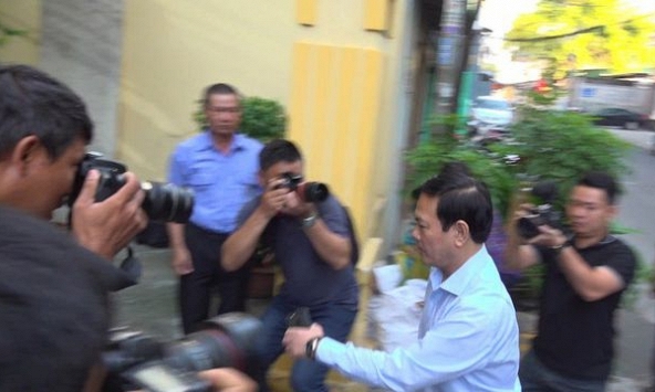 Nguyễn Hữu Linh chui trong nhà vệ sinh chốt cửa khi đến tòa
