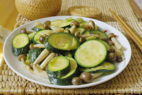 Món ngon mỗi ngày: Cách làm món bí ngòi xào nấm tươi đơn giản mà ngon