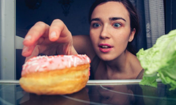 Tại sao không nên ăn sau 8 giờ tối?