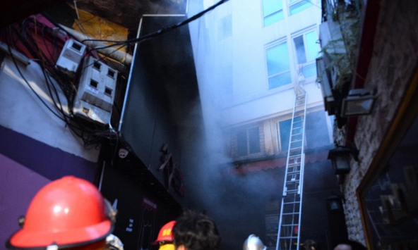 Cháy khách sạn trên phố cổ Hà Nội lúc sáng sớm, nhiều người nhảy từ tầng 2 xuống đất