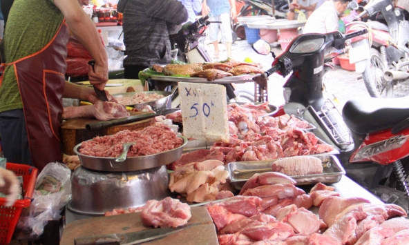 Giá thịt heo giảm nhẹ tại chợ lẻ