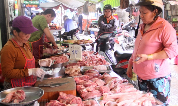 Giá thịt heo bán sỉ tăng nhẹ ở chợ đầu mối 