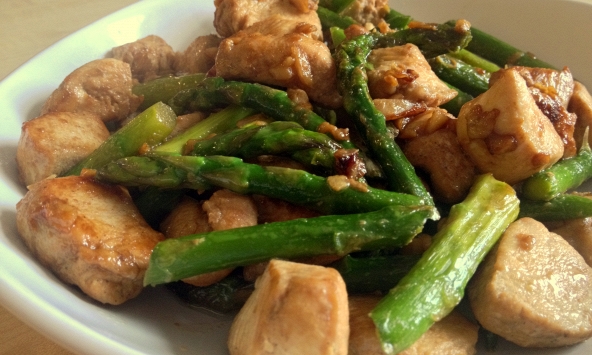 Món ngon mỗi ngày: Cách làm món măng tây xào thịt gà hấp dẫn