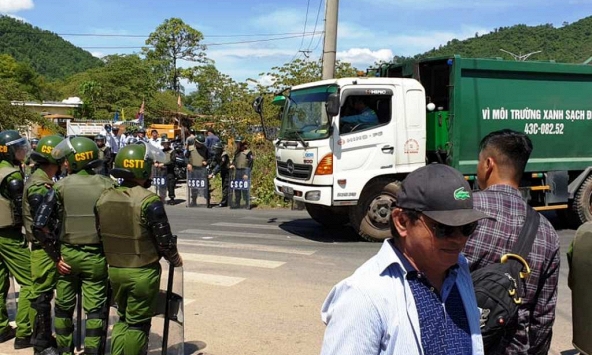 Đà Nẵng huy động cảnh sát cơ động 'giải vây' cho bãi rác Khánh Sơn