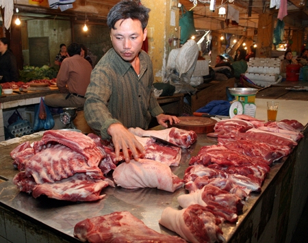 Giá thịt heo bán lẻ giảm nhẹ tại chợ, siêu thị giữ nguyên