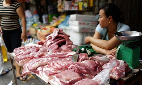 Giá thịt heo sỉ về chợ đầu mối lại giảm