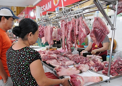 Giá thịt heo bán lẻ chỉ giảm tại các chợ đầu mối 
