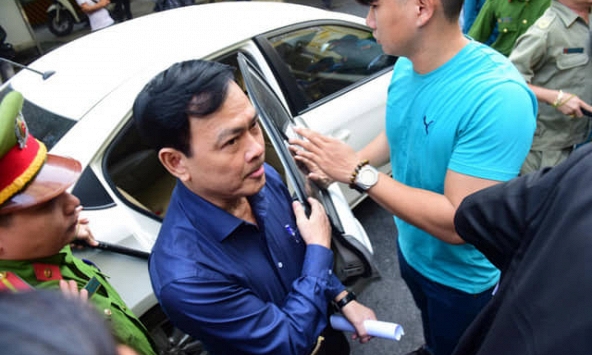 Bị can Nguyễn Hữu Linh đến tòa bằng ô tô hạng sang