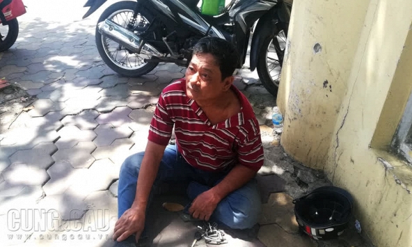 Người đàn ông ngồi suốt 3 giờ bên vệ đường vì bị xe tang đâm trúng