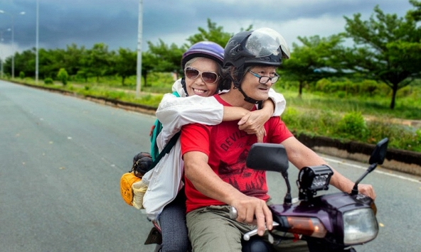 Đôi vợ chồng già dắt nhau đi khắp nước Việt