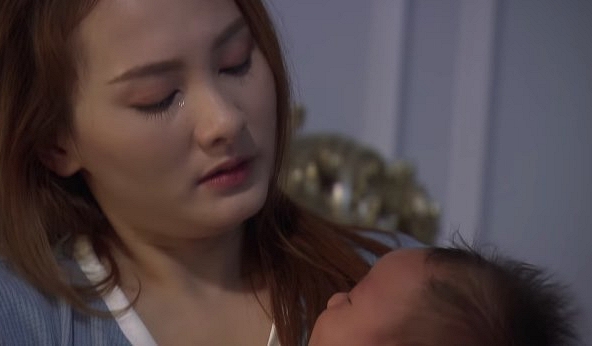 'Về nhà đi con' tập 66: Thư ôm con chờ chồng trong khi Vũ qua đêm với Nhã