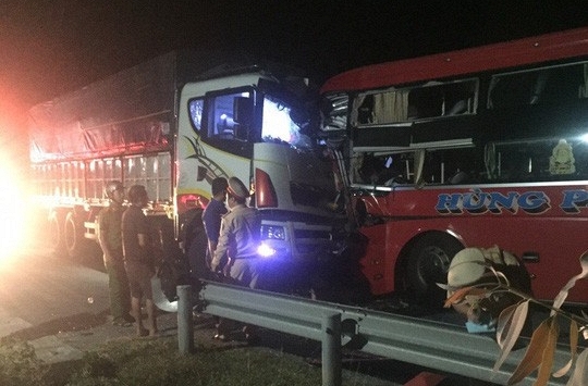 Đối đầu với xe tải, tài xế xe khách tử vong, hàng chục người bị thương