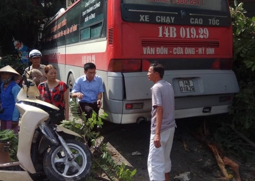 Xe khách mất lái gây tai nạn liên hoàn ở Quảng Ninh, 2 người tử vong