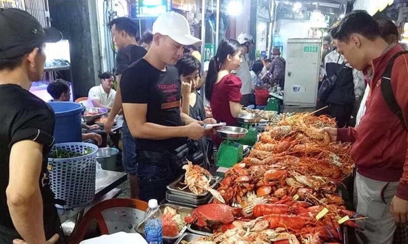 Tôm hùm, cua hoàng đế… Mỹ giá rẻ ồ ạt vào Việt Nam
