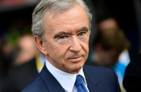 Vị tỷ phú giàu hơn Bill Gates sống và tiêu tiền như thế nào?