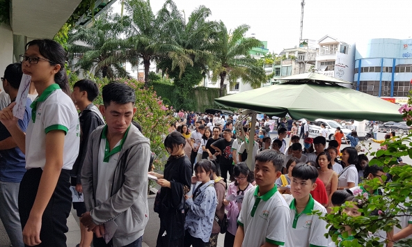 Người tiêu dùng rồng rắn xếp hàng mua hàng Nhật khuyến mãi khủng