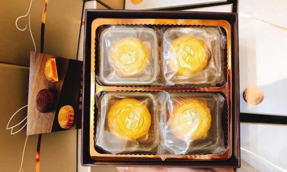 Khách hàng 'phát cuồng' vì bánh trung thu độc lạ