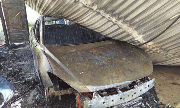 Đang đậu trong gara sát nhà, xe ô tô bất ngờ cháy dữ dội