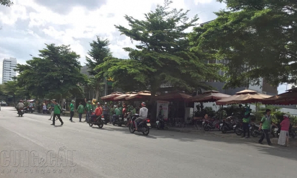 Hàng trăm tài xế Grab Bike lại phản đối chính sách thu thuế cá nhân của Grab