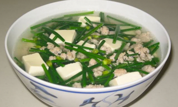 Món ngon mỗi ngày: Cách làm món canh hẹ nấu thịt thơm ngon, bổ dưỡng