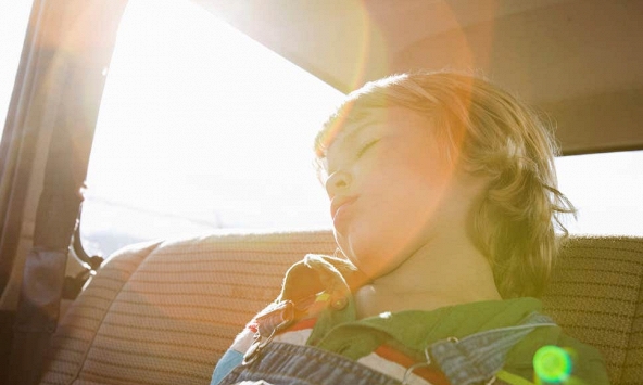 Tại sao không nên để trẻ em ở lại một mình trong xe hơi quá lâu?