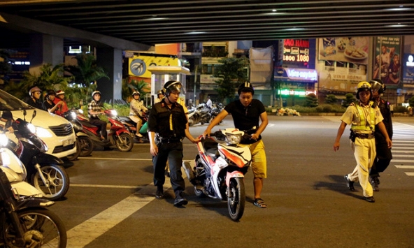 Từ ngày 15/7, CSGT TP.HCM đóng chốt tại các bến xe, sân bay, quán nhậu… để xử lý vi phạm
