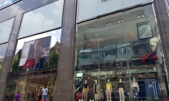 Hệ thống H&M và Zara trên toàn quốc vẫn hoạt động bình thường