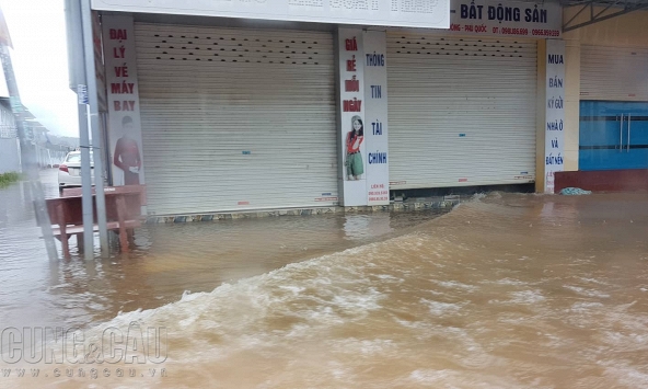 Phú Quốc mưa kỷ lục, nhà cửa chìm trong biển nước, có nơi ngập hơn 1,5m, 