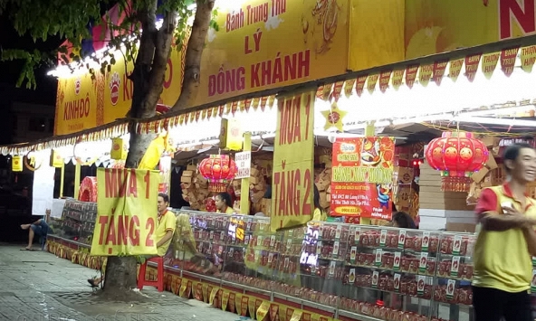 Bánh trung thu bắt đầu giảm giá mua 1 tặng 2