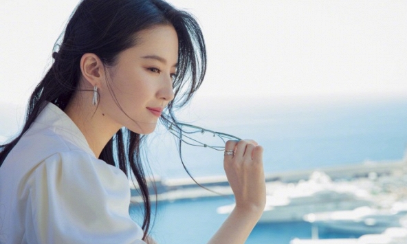 Nhờ vào loại nước 'thần thánh' này mà Lưu Diệc Phi luôn tươi trẻ